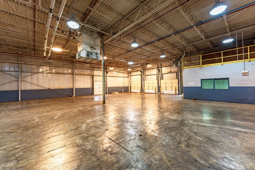 More Photos Of 200 Universal Dr, Centerville Distribution For Lease