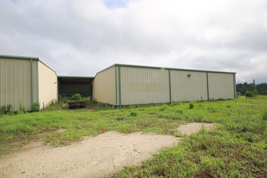 More Photos Of 804 W Mitchell St, Adel Distribution For Lease