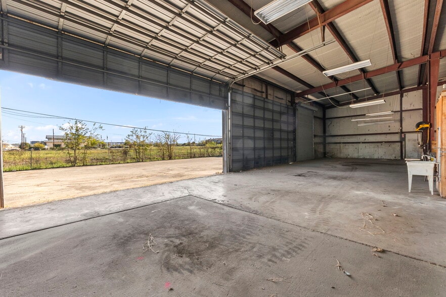 More Photos Of 290 Wonder World Dr, San Marcos Warehouse For Lease