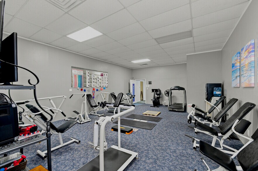 More Photos Of 20 Town Sq, Greenwood Health Club For Sale