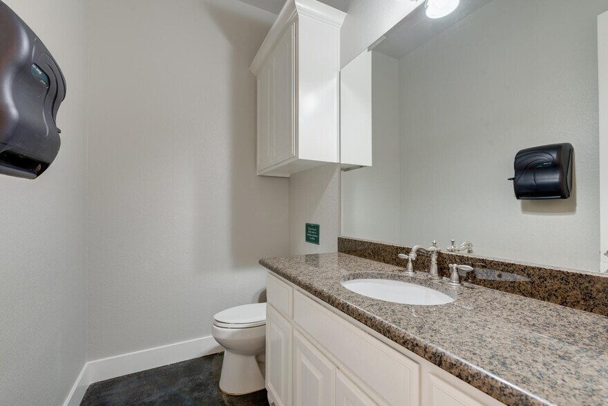 More Photos Of 5849 Park Vista Cir, Keller Showroom For Lease