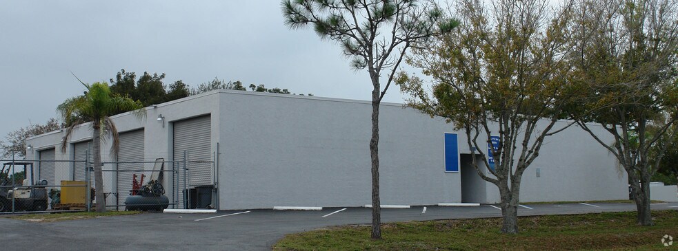 More Photos Of 5576 Doug Taylor Cir, Saint James City Warehouse For Lease
