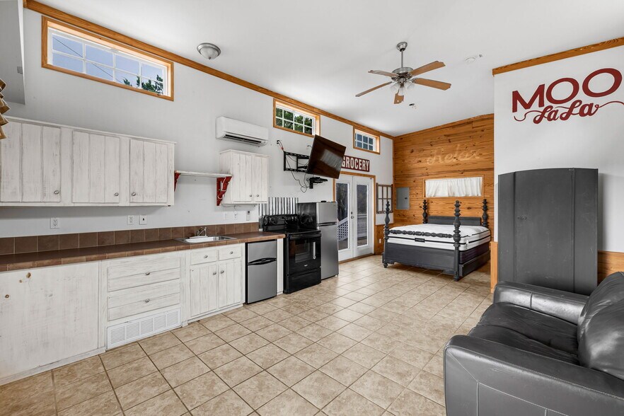 More Photos Of 251 Circle Dr, Wimberley Hospitality For Sale