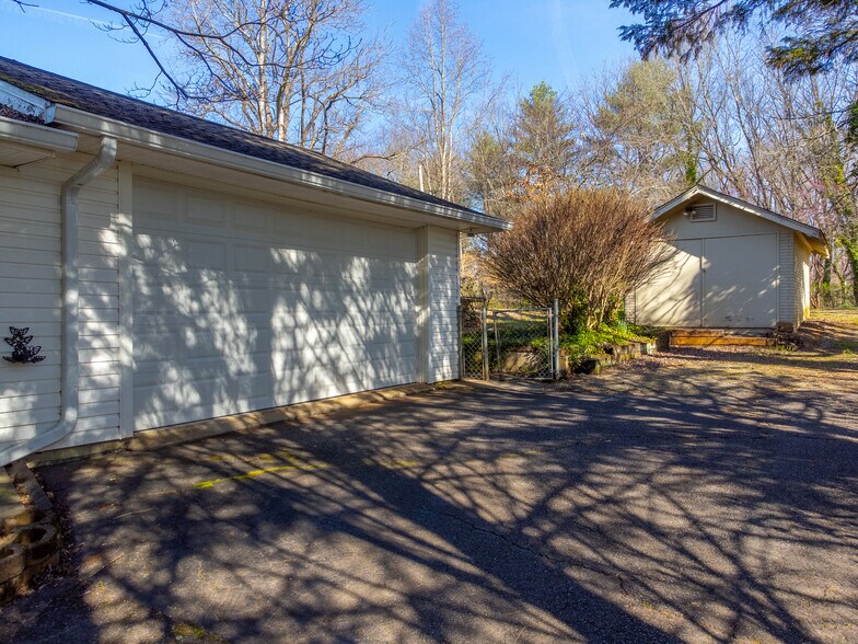 More Photos Of 156 White Oak St, Franklin Medical For Sale