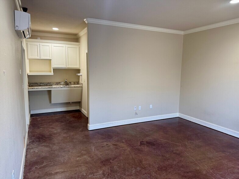 More Photos Of 5552 Raymond Stotzer Pky, College Station Warehouse For Lease