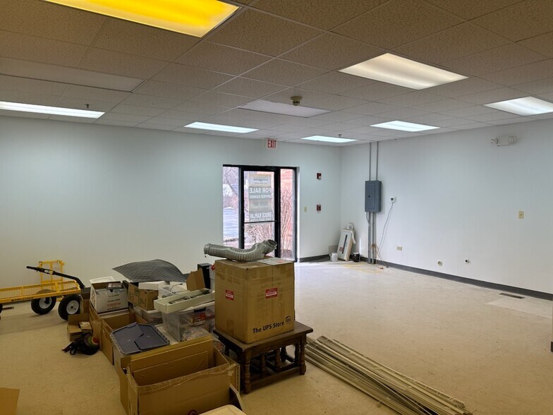 More Photos Of 820 E Terra Cotta Ave, Crystal Lake Office For Sale
