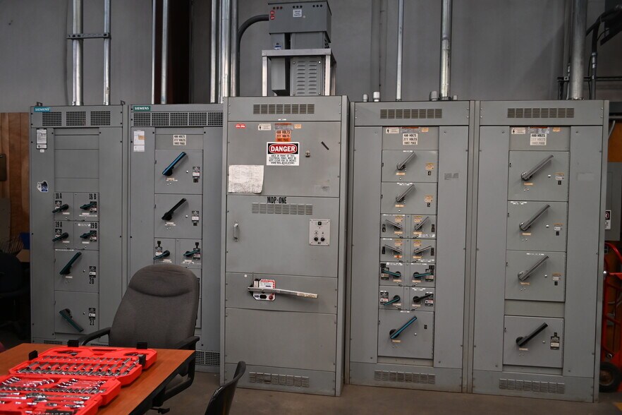 More Photos Of 2605 Marion Dr, Kendallville Distribution For Sale