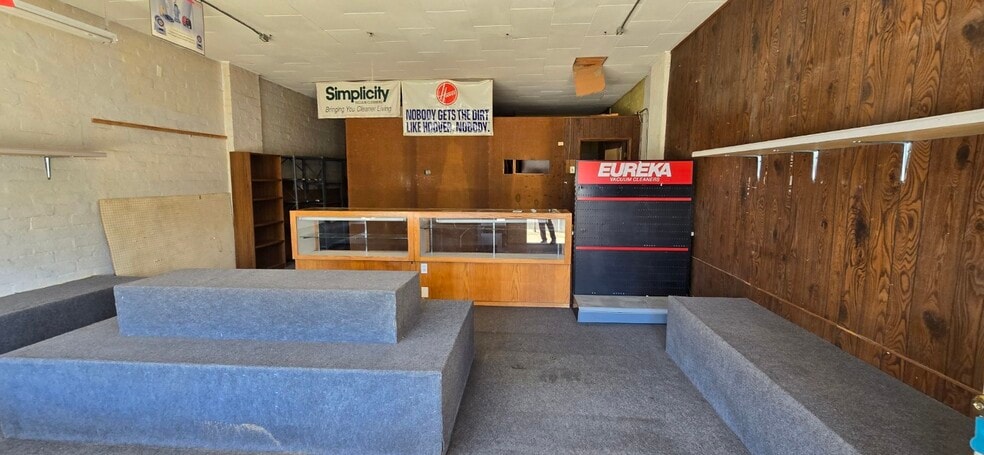 More Photos Of 512 W Gurley St, Prescott General Retail For Lease