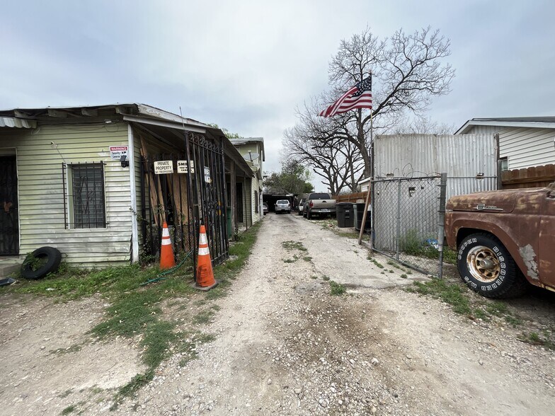 More Photos Of 515 Gladstone, San Antonio Service For Sale