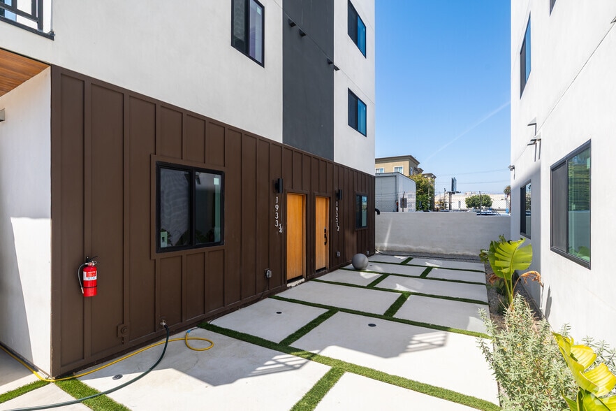 More Photos Of 1933 Magnolia Ave, Los Angeles Apartments For Sale
