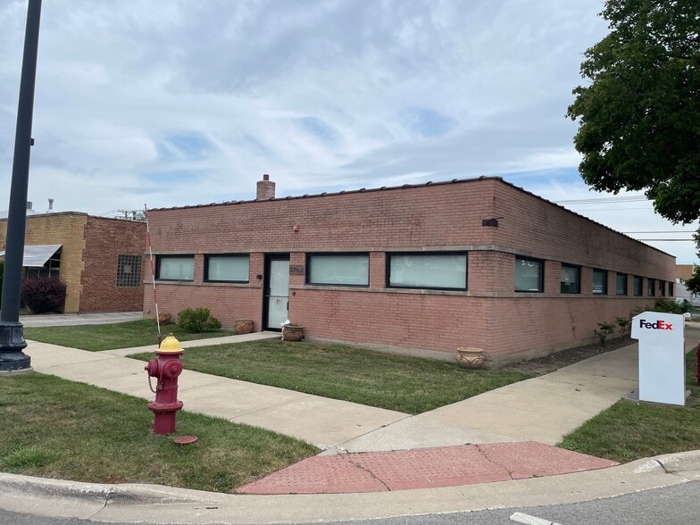 More Photos Of 3700 Oakton St, Skokie Flex For Sale
