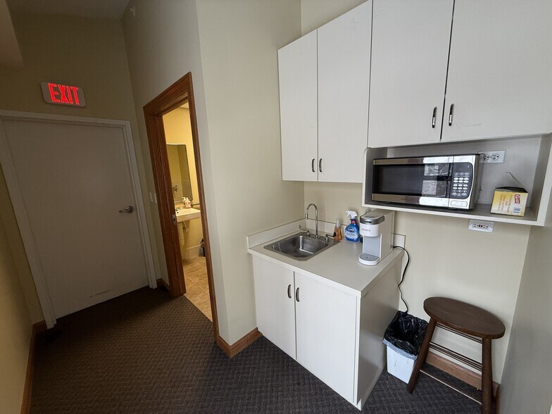 More Photos Of 301 Peterson Rd, Libertyville Medical For Lease