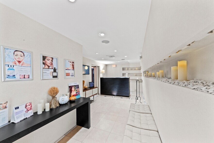 More Photos Of 330 W Frontage Rd, Northfield Medical For Lease