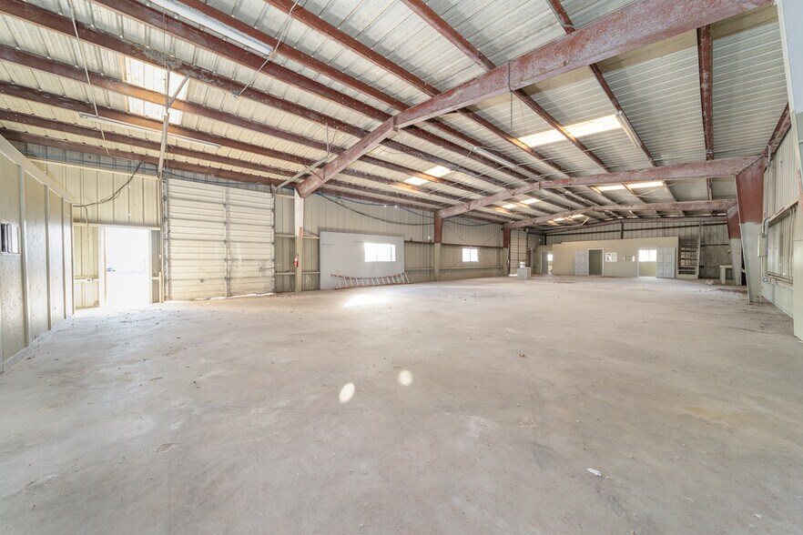 More Photos Of 3215 N Main St, Baytown Light Distribution For Sale