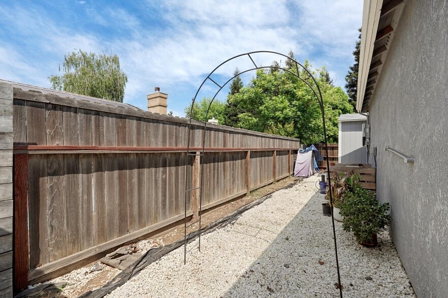 More Photos Of 595 E Augusta St, Woodbridge Apartments For Sale
