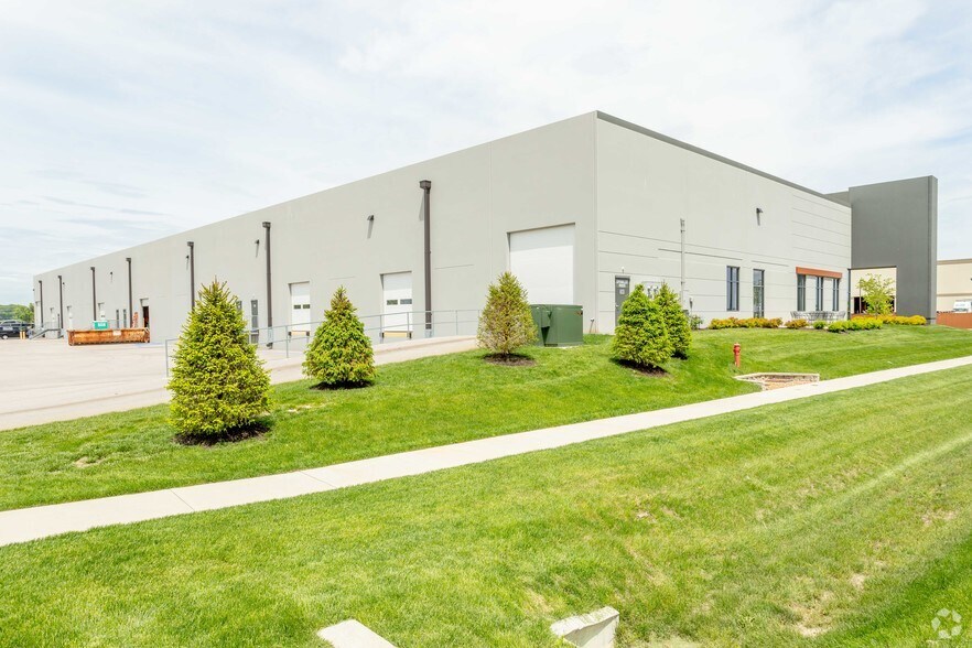 More Photos Of 673-675 Spirit Valley Central Dr, Chesterfield Warehouse For Sale
