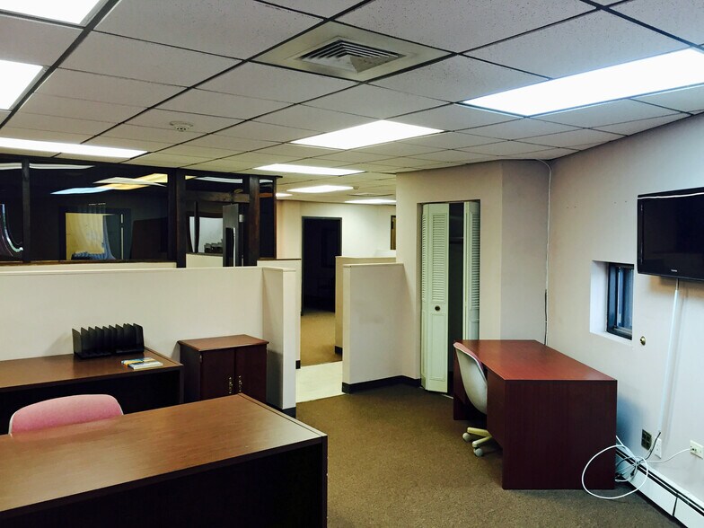 More Photos Of 48 W Jefryn Blvd, Deer Park Warehouse For Lease