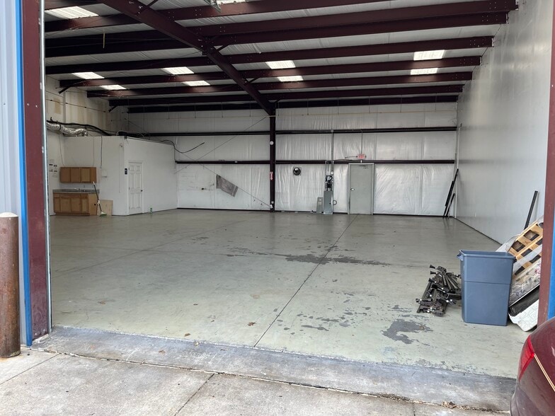 More Photos Of 17100 Huffmeister Rd, Cypress Warehouse For Lease