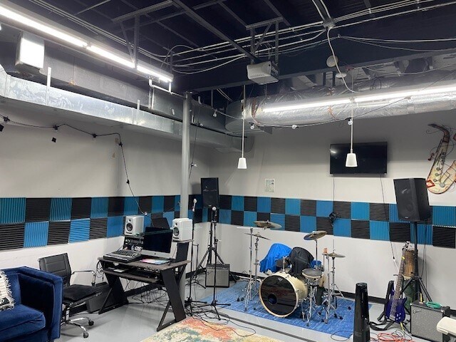 More Photos Of 3500 W 11 Mile Rd, Berkley Light Manufacturing For Lease
