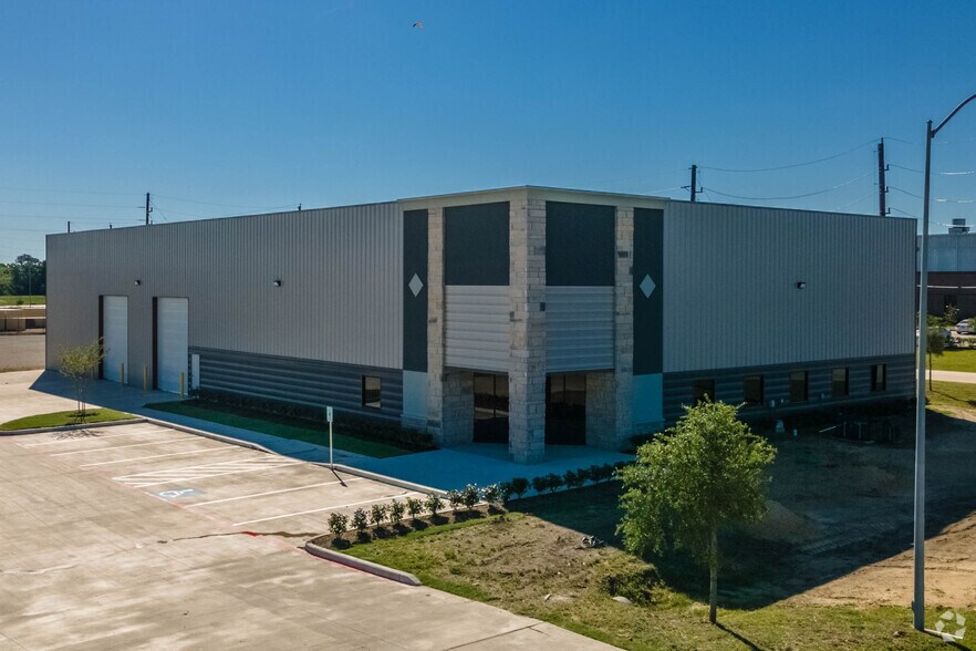 More Photos Of 8110 Parkside Ave, Baytown Warehouse For Lease