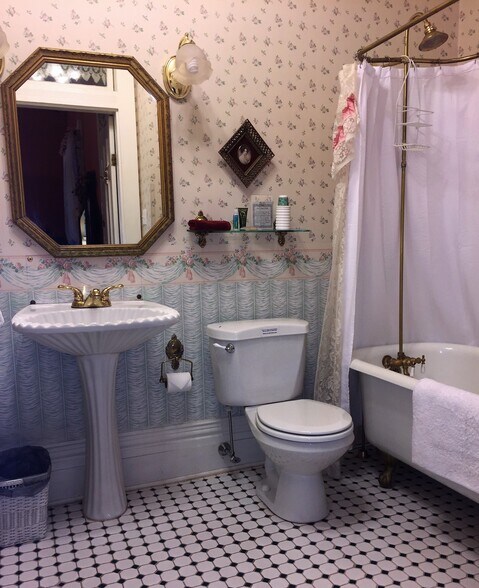 More Photos Of 611 W Woldert St, Tyler Hospitality For Sale