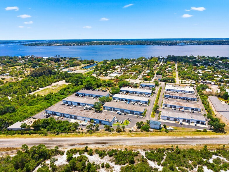 More Photos Of 895 NE Dixie Hwy, Jensen Beach Unknown For Lease