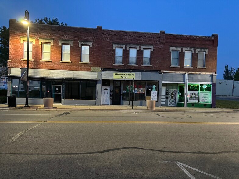More Photos Of 102-106 7th St, Rockford Storefront Retail Residential For Sale