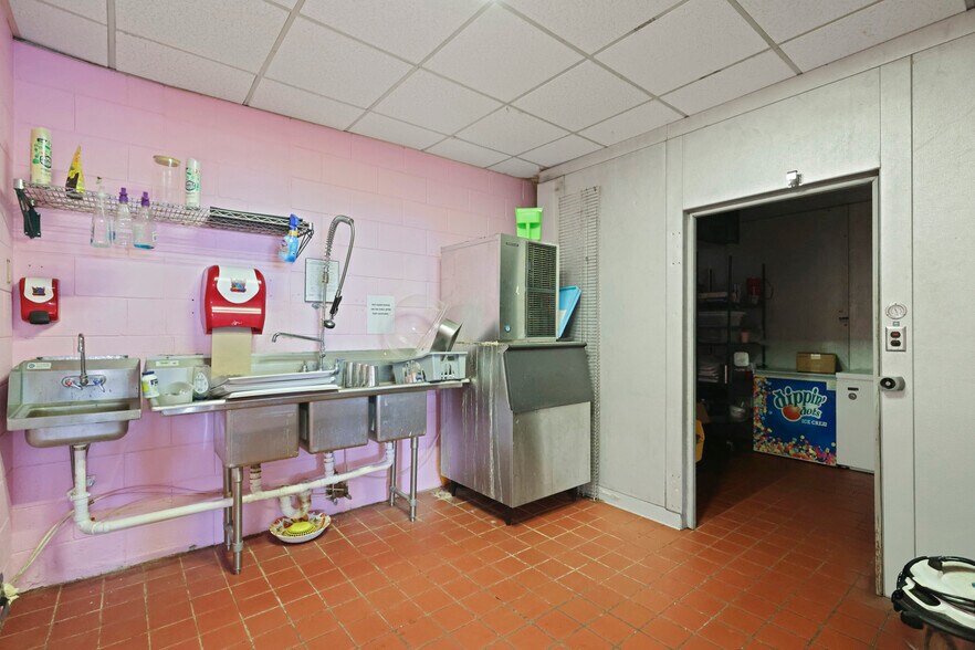 More Photos Of 298 W Orange St, Jesup Restaurant For Sale