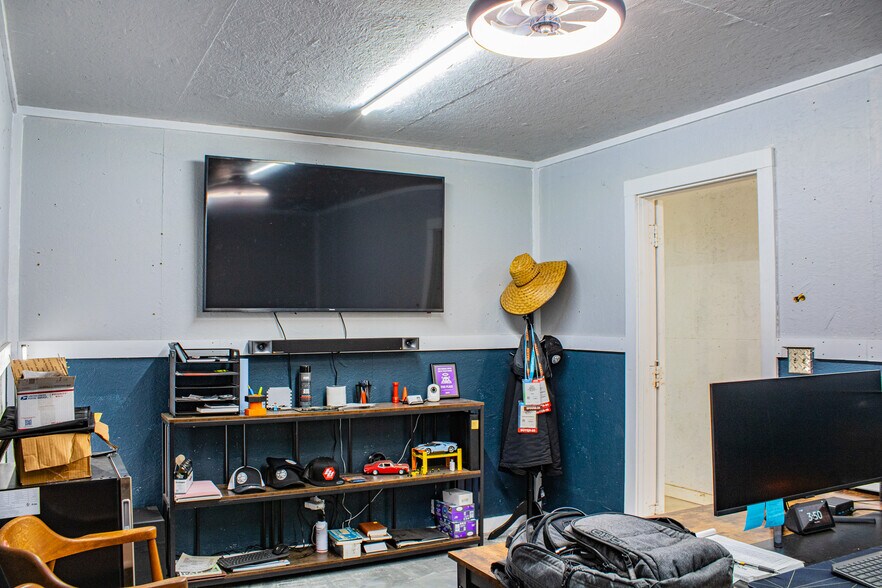 More Photos Of 33112 Rochen Rd, Waller Industrial For Sale