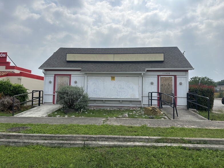 More Photos Of 11430 Perrin Beitel Rd, San Antonio Freestanding For Lease