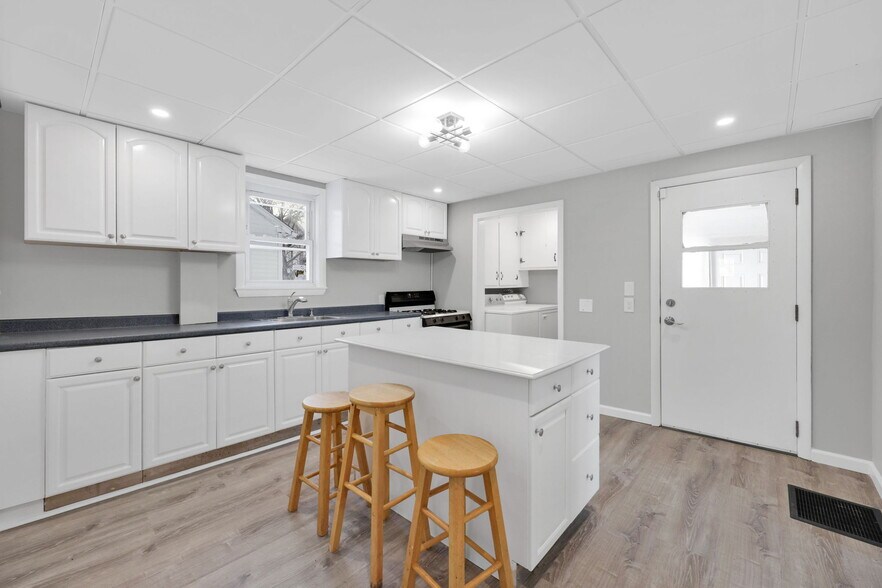 More Photos Of 142 Dickinson St, Springfield Flex For Sale