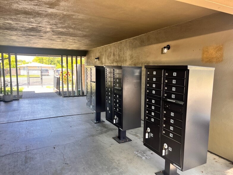 More Photos Of 6815 24th St, Sacramento Multifamily For Sale