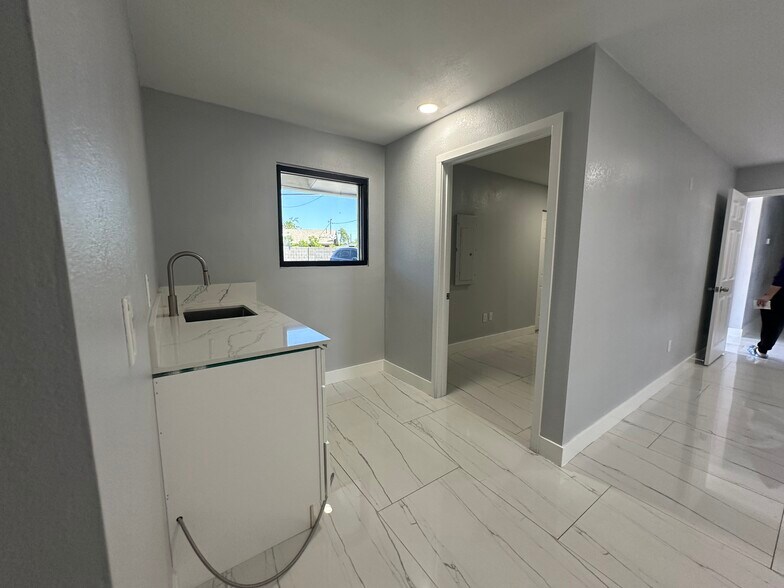 More Photos Of 1406 W Camelback Rd, Phoenix Office For Sale