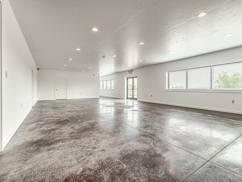 More Photos Of 6355 Boucher Dr, Edmond Showroom For Lease
