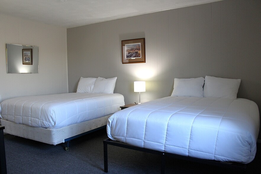 More Photos Of 102 B Dr, Circle Hotel For Sale