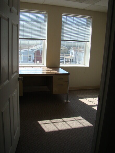 More Photos Of 619 W Main St, Carnegie Flex For Lease