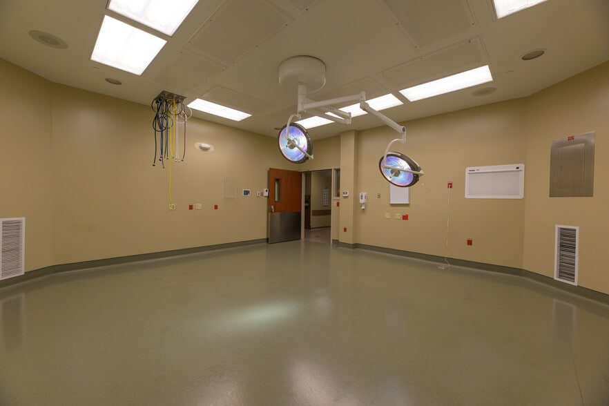 More Photos Of 900 E 4th St, Odessa Hospital For Sale