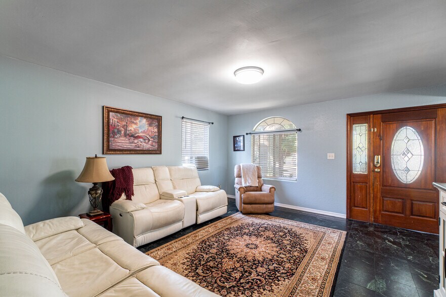 More Photos Of 1562 W 31st St, Long Beach Apartments For Sale