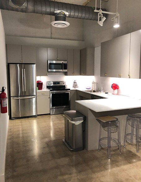 More Photos Of 130 Cole St, Dallas Showroom For Sale
