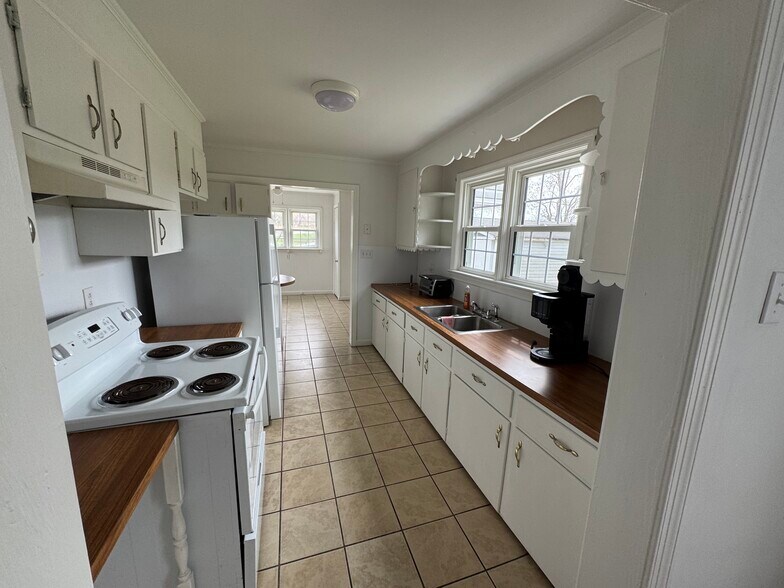 More Photos Of 1932 Spring Hill Rd, Staunton Flex For Sale