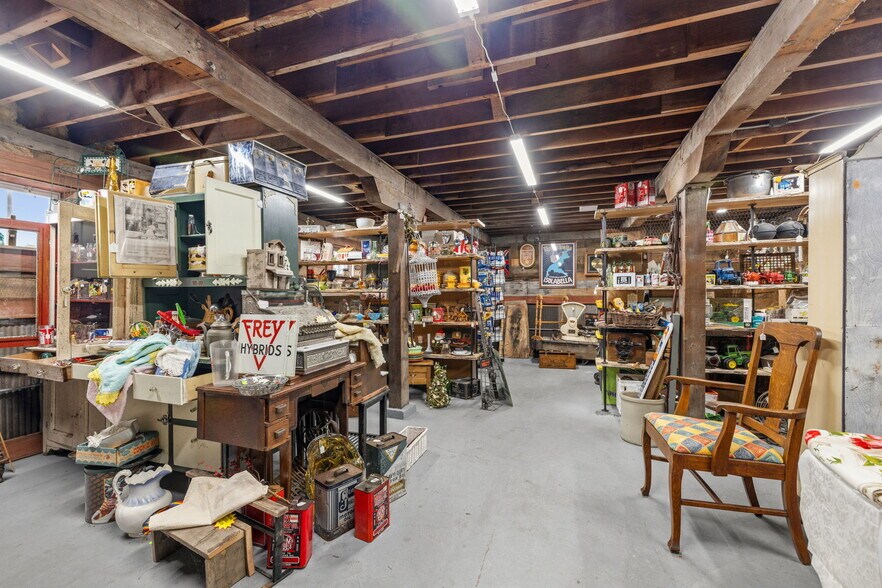 More Photos Of 126 S Main St, Gilman Showroom For Sale
