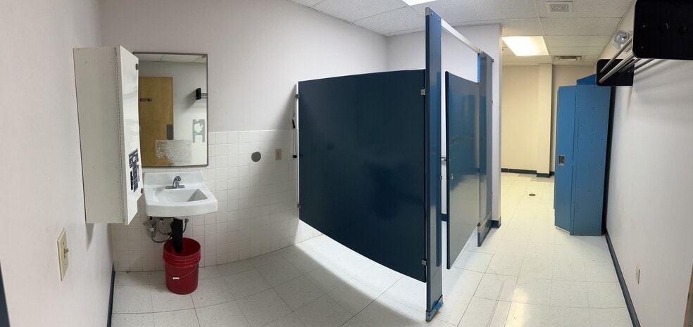 More Photos Of 2111 E 17th St, Des Moines Warehouse For Sale