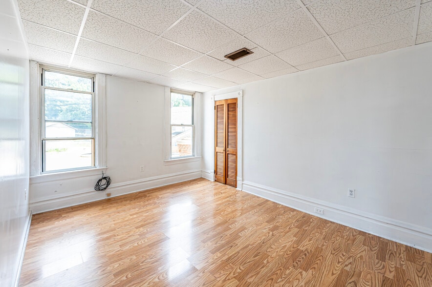 More Photos Of 537 S 5th St, Jeannette Freestanding For Sale
