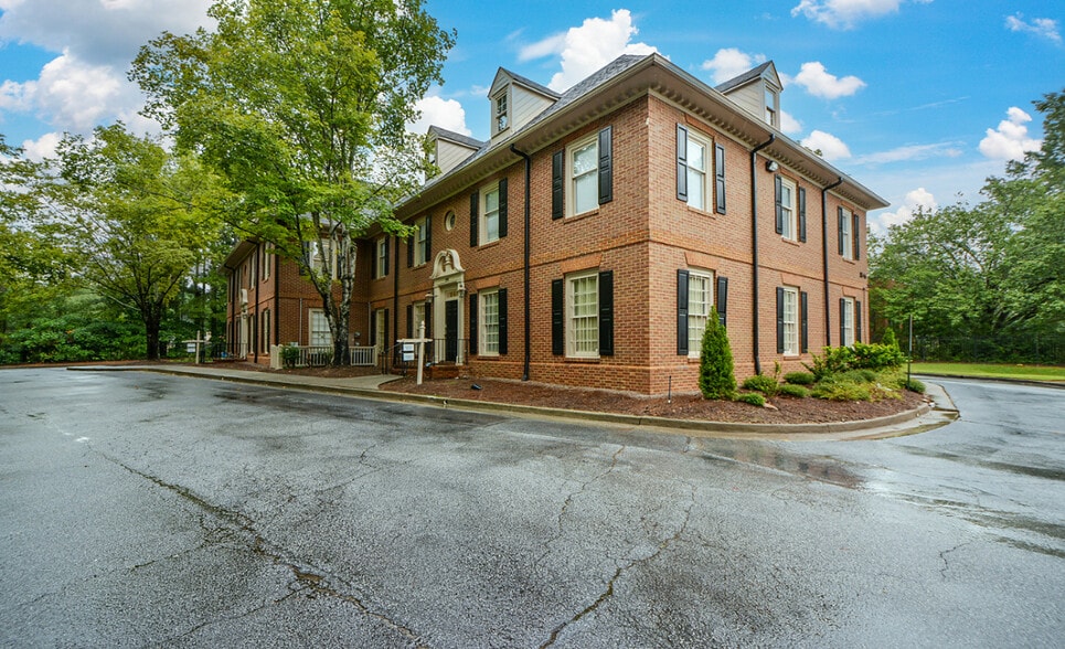 More Photos Of 8046 Roswell Rd, Atlanta Office For Sale