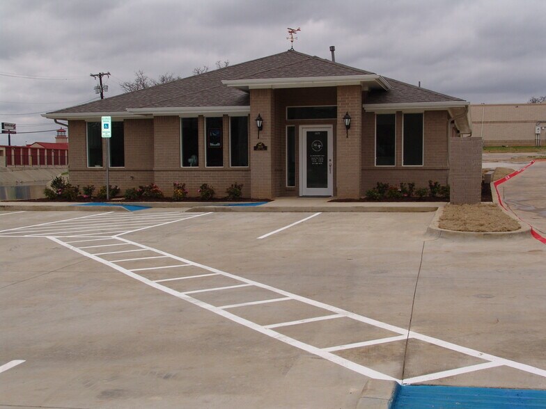 More Photos Of 1609 Circle Ln, Bedford Medical For Sale