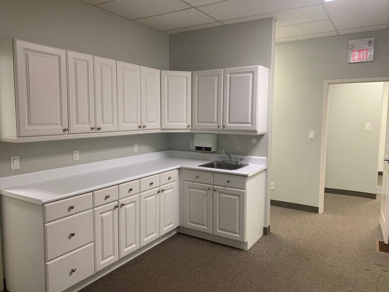 More Photos Of 356-358 Main St E, Hamilton Storefront Retail Residential For Lease