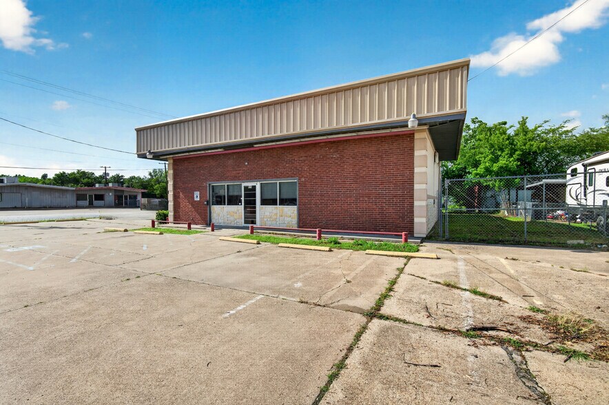 More Photos Of 815 E Moore Ave, Terrell Storefront Retail Office For Sale