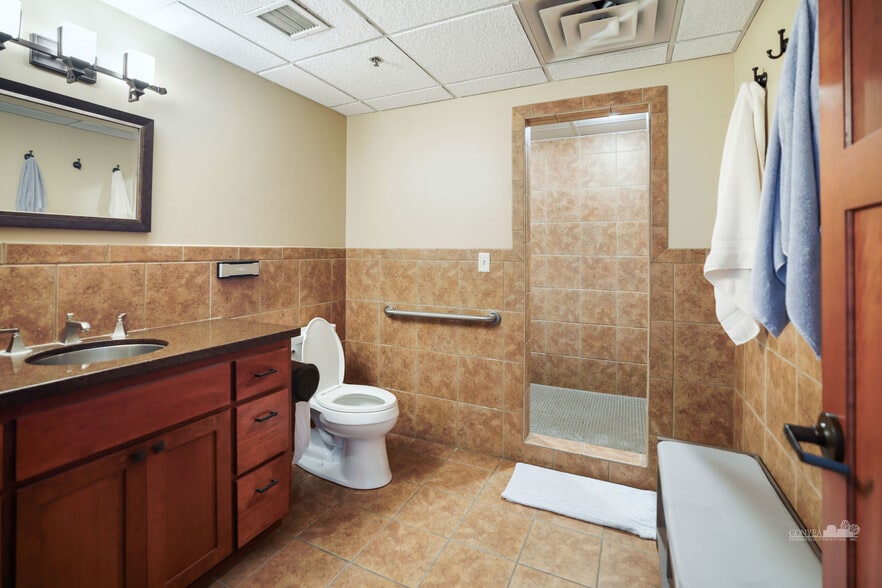 More Photos Of 2200 W Highway 13 W, Burnsville Warehouse For Lease