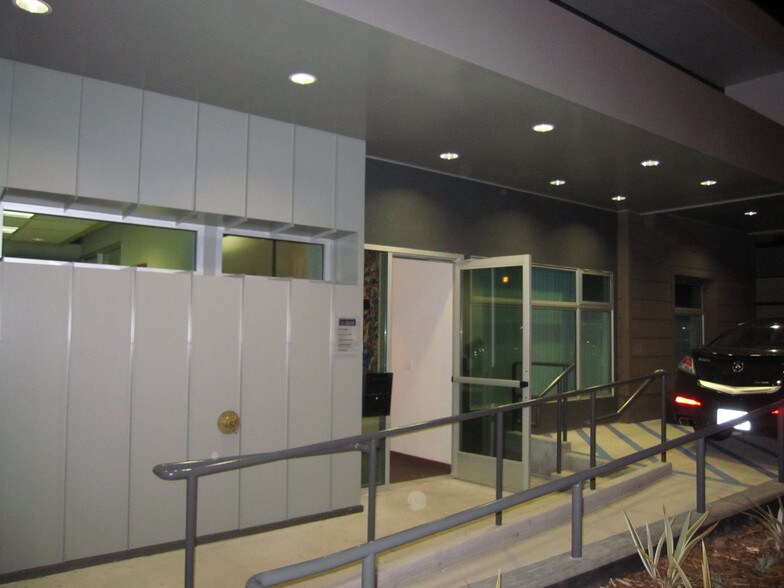 More Photos Of 3501 Ocean View Blvd, Glendale Office For Lease