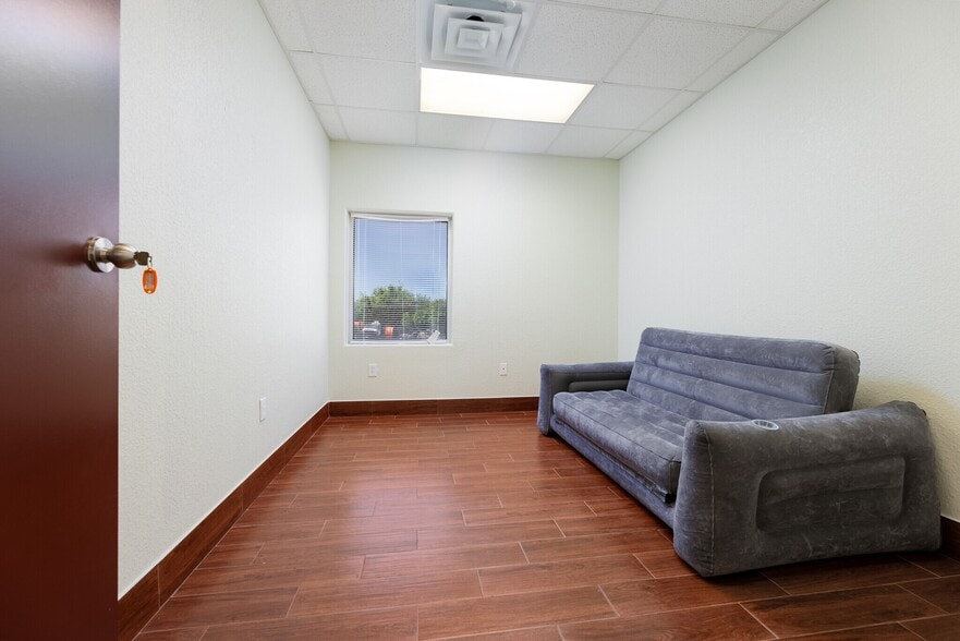 More Photos Of 15030 Tradesman, San Antonio Distribution For Lease